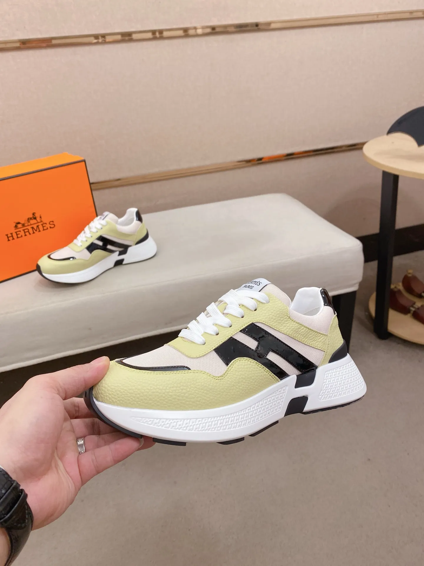 Factory price: 560💰《HERMES》【Classic Original Version】Hermès; Top 🔝 Purchasing Agency 🔍🔍Men's latest 🇺🇸 counters are on sale simultaneously, imported from Italy original ▲▲cowhide ▲▲ (high-end, nobility, class) ) Exquisite workmanship (Italian 🇮🇹 imported water-dyed 🐂 cowhide lining) sole: original sole provided by the original factory, ⚠️exclusive double-layer activity·TPR·rubber·combined molded outsole; super comfortable·wear-resistant·non-slip·environmental protection The real thing is more beautiful if you take the real thing (high quality, follow the order). You can enter and exit the counter at will * Number of yards: 38-44 (45 can be customized and cannot be returned or exchanged)